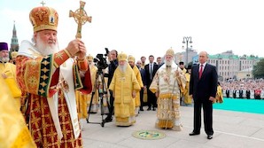 Путин прошел крестным ходом к памятнику тезке - "святому, воину, созидателю, творцу"