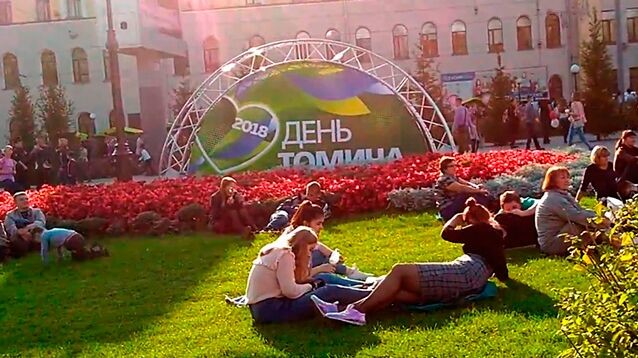 "Блины с лопаты, часть 2": томичам устроили дождь из бесплатных пирожных