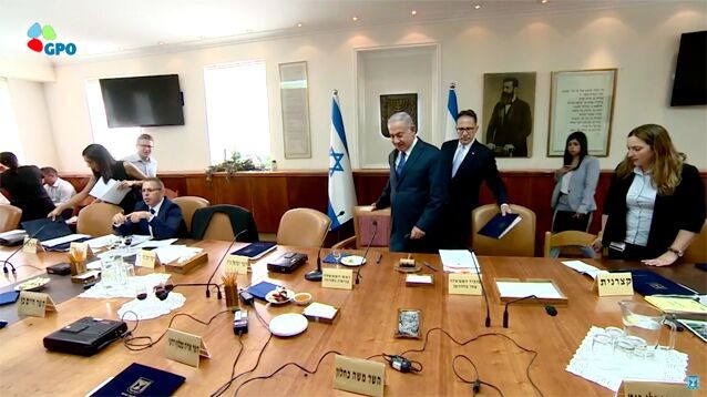 В Израиле отставные полицейские ворвались в канцелярию премьера, требуя прибавки к пенсии