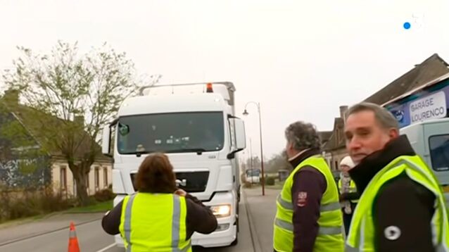 Французские автомобилисты блокируют магистрали в ответ на повышение цен на топливо (ФОТО, ВИДЕО)