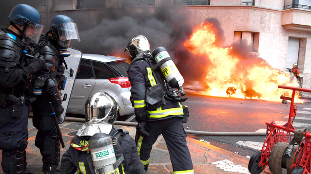 Французские власти могут ввести режим ЧП в связи с уличными беспорядками