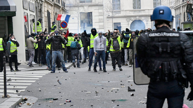 В ходе протестов "желтых жилетов"  задержали 1726 человек