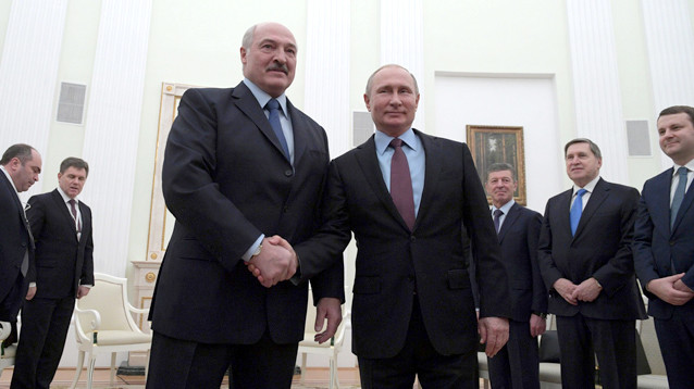 Путин позвал Лукашенко обсудить спорные вопросы за "предновогодним обедом"
