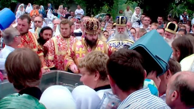 В РПЦ прокомментировали ужаснувшее соцсети ВИДЕО освящения воды "ногой трупа"