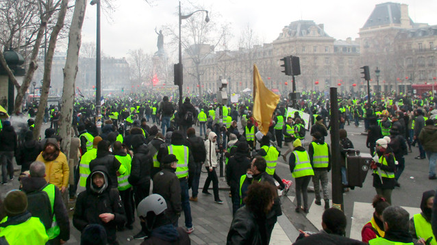 Около 200 человек взяты под стражу после субботних беспорядков в Париже