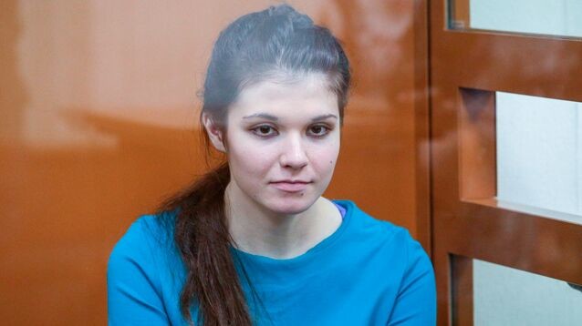 Осужденная за попытку сбежать в ИГ* Варвара Караулова вышла по УДО