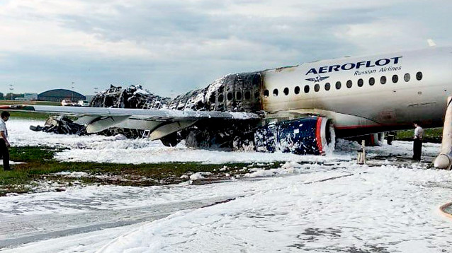 В Шереметьево SSJ-100 "Аэрофлота" совершил экстренную посадку и загорелся