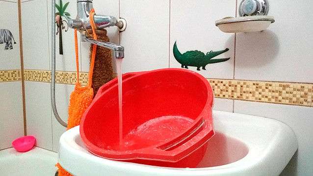 Россияне вооружаются тазиками: началось сезонное отключение горячей воды