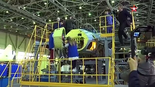 Обнародовано ВИДЕО конвейерной сборки первого серийного истребителя пятого поколения Су-57