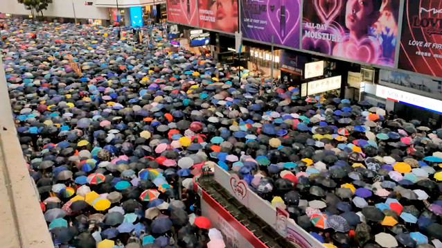 В Гонконге прошло новое шествие протестующих - несмотря на дождь и запрет полиции