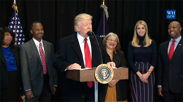 Помощники Трампа просили вашингтонский музей не показывать президенту "ничего сложного"