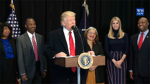 Помощники Трампа просили вашингтонский музей не показывать президенту "ничего сложного"