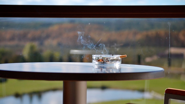 Можно, но осторожно: МЧС разъяснило возмутившие россиян правила о курении на балконе