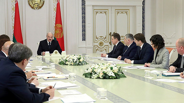 Лукашенко обвинил российских "людей во власти" в создании антибелорусских фейков