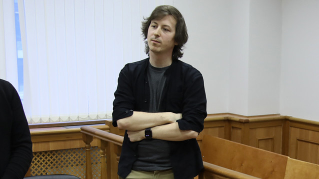 Суд снова оштрафовал дизайнера, которому полицейские сломали ногу перед акцией 27 июля