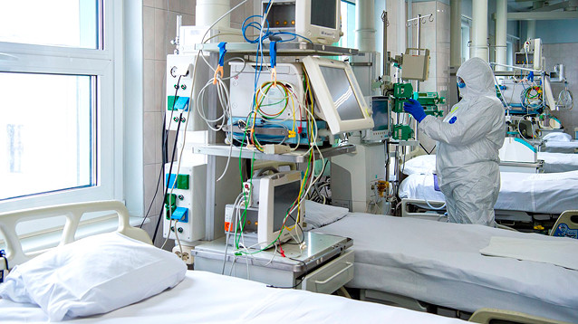 В РФ и в Москве увеличивают коечный фонд для "ковидных" пациентов, но 30% из них - просто койки