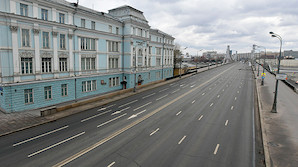 Правила поездок на машинах все разъясняют по-разному. А Москву пока покидают жители