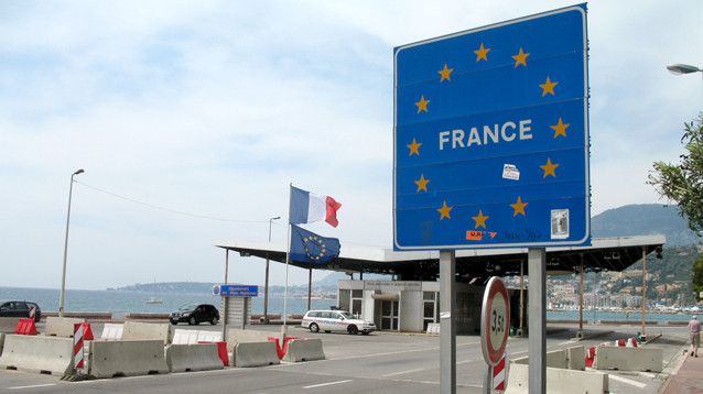 Границы стран Шенгенской зоны могут остаться на замке до осени, Макрон пессимистичен