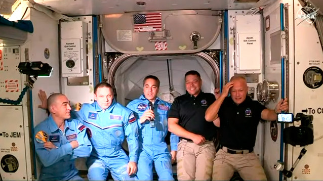 Crew Dragon с двумя астронавтами на борту успешно пристыковался к МКС (ВИДЕО)