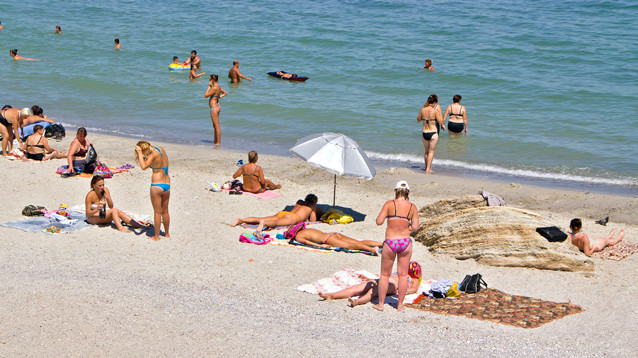 Роспотребнадзор: на пляже носить маски не нужно