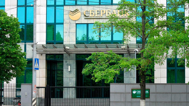 Клиенты "Сбербанка" пожаловались на списание выплат на детей за долги