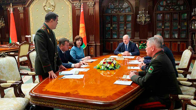Лукашенко созвал экстренное совещание с членами Совбеза Белоруссии