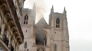 Пожар в одном из крупнейших готических соборов Франции: подозревают поджог (ФОТО, ВИДЕО)