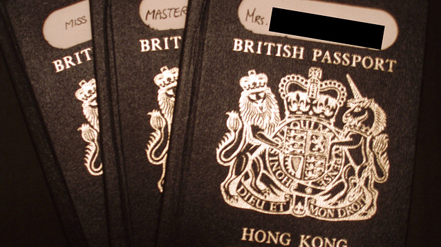 Пекин пригрозил не признавать британские паспорта жителей Гонконга
