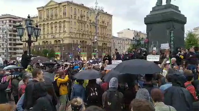 В Москве силовики задержали больше 100 участников акции против поправок к Конституции