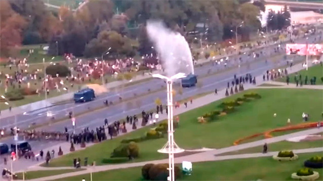 В Минске протестующих против тайной инаугурации Лукашенко разгоняют водометами и газом (ВИДЕО)