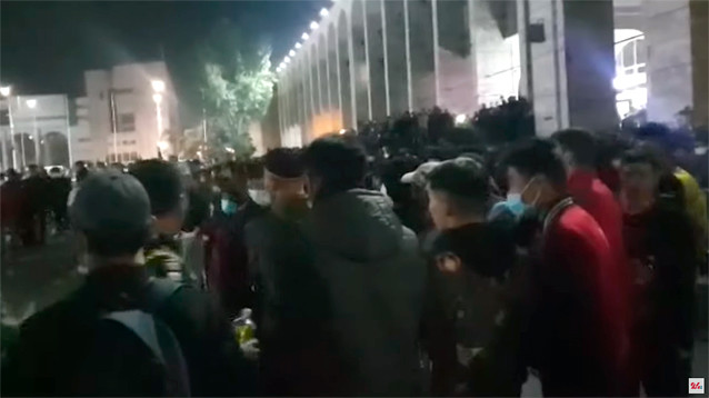 Милиция в столице Киргизии разгоняет протестующих против фальсификации на выборах