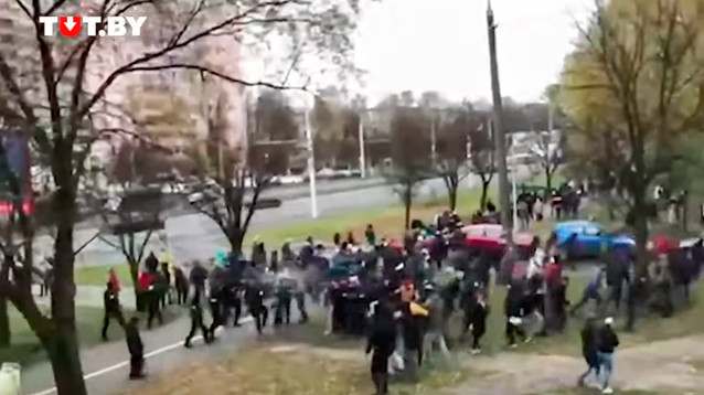 В Минске протестующих разгоняют светошумовыми гранатами