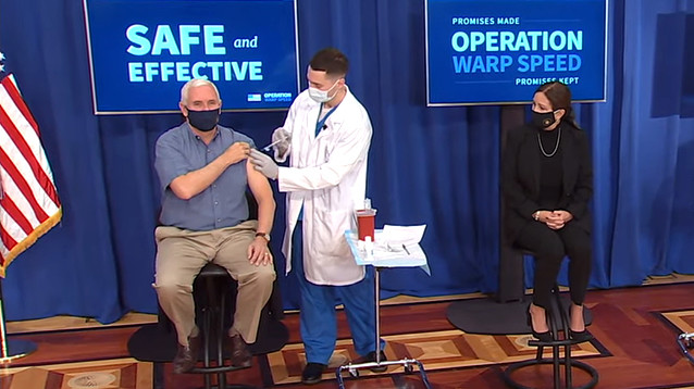 Вице-президент США Пенс в прямом эфире сделал прививку от коронавруса