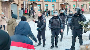 В Петербурге полицейский направил на протестующих табельное оружие (ВИДЕО)