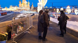 В Москве полиция огородила народный мемориал на месте убийства Немцова, задержав двух волонтеров