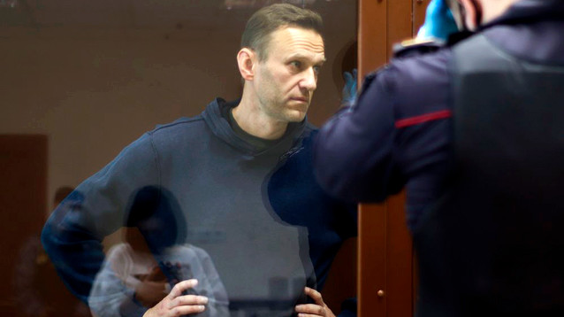 На суде по делу Навального о клевете ветеран стал марионеткой, а допрос свидетелей - фарсом (Онлайн)
