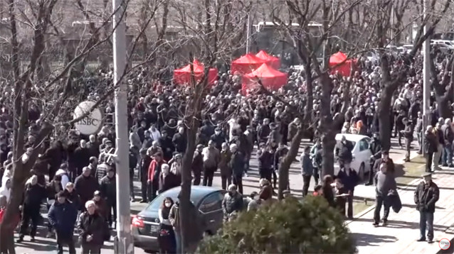 В Армении в пятницу продолжились многотысячные митинги и шествия протеста