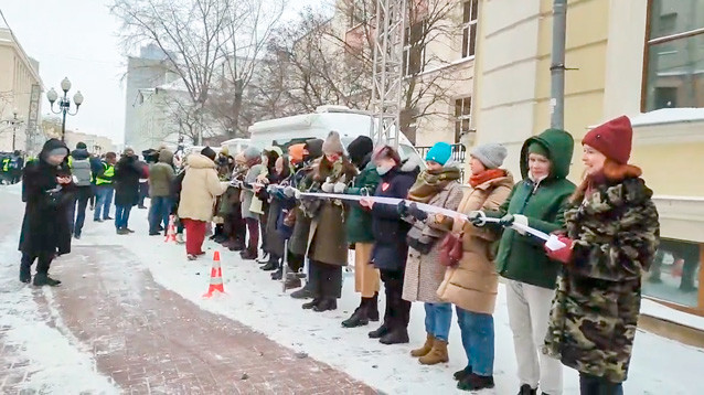 В Москве на Старом Арбате активистки выстроились в цепь солидарности в поддержку женщин-политзаключенных