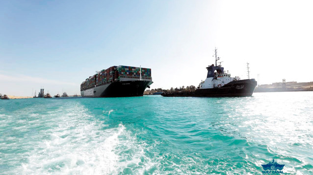 Первые три больших судна начали движение по разблокированному Суэцкому каналу