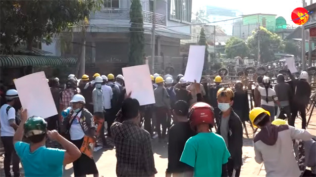 Полиция в Мьянме вновь применила оружие для разгона протестующих. С 1 февраля погибло более 50 человек, задержано - более 1700