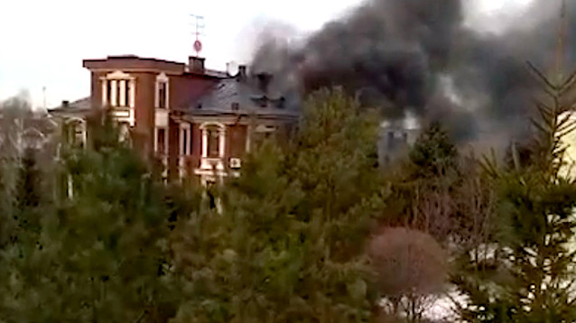 Вечером против "мытищинского стрелка" применили гранатомет.  Дом сгорел, найдено тело  (ВИДЕО)