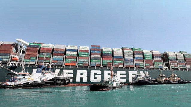 Президент Египта распорядился начать разгрузку контейнеровоза, перекрывшее Суэцкий канал