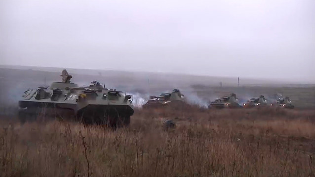 Власти РФ, перебросив войска к границе с Украиной, заявили о риске военных действий