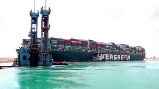 Причиной застревания судна в Суэцком канале могла стать ошибка капитана или штурманов