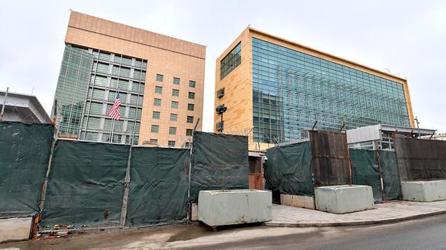 Россия высылает 10 дипломатов США, а послу "советуют" уехать