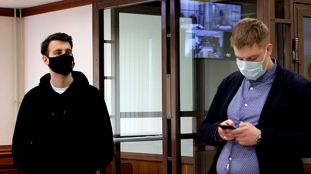 Суд разрешил редакторам Doxa выходить из дома не на минуту, а на два часа