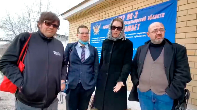 Врачи, лечившие Навального на воле, попросили его прекратить голодовку