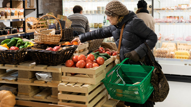 Овощи и фрукты уже не по карману: россияне все больше экономят на продуктах питания