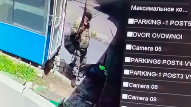 В Алма-Ате россиянин в камуфляже шесть часов отстреливался от полиции, а затем покончил с собой