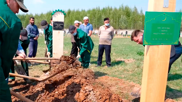 В Татарстане на фоне регионального траура прошли похороны погибших в казанской школе